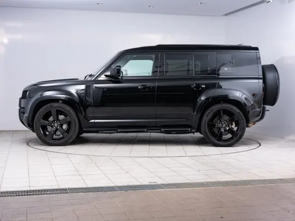 2023 Landrover Defender — photo 3