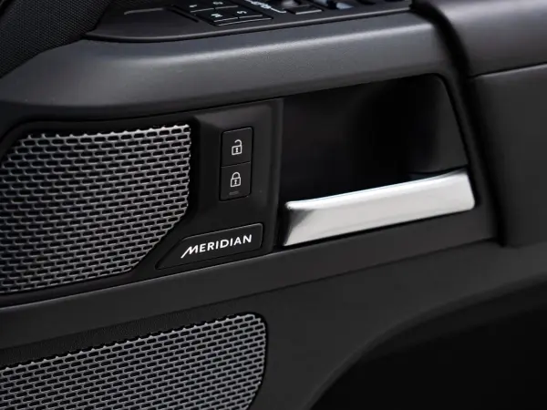 Land Rover Defender 110 X Dynamic HSE 3.0L D300 Diesel Turbo 4WD — photo 8