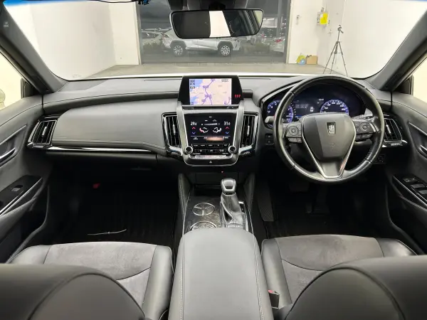 2019 Toyota Crown — photo 2