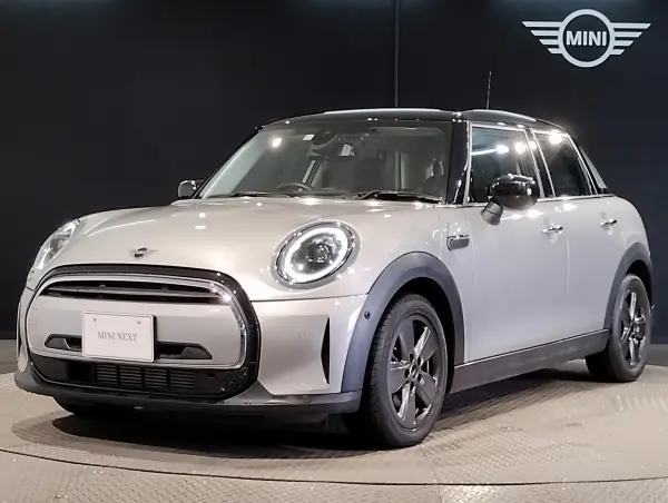 Mini Cooper D 5-Door Premium Plus Package DCT One Owner Seat Heater Apple CarPlay Comfort Access LED Headlights Backup Camera Front/Rear PDC Sensors Active Cruise Control Mirror-type ETC Digital Meter UJ Tail Lamps (Melting Silver III)