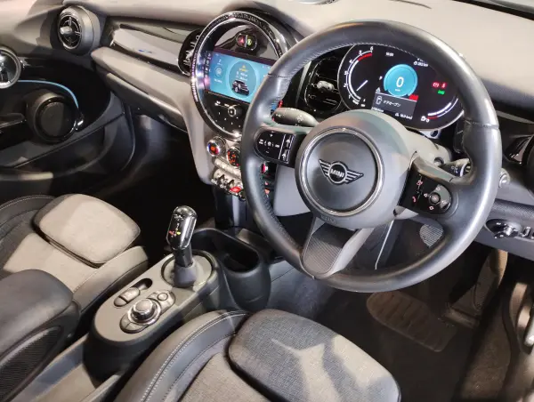 Mini Cooper D 5-Door Premium Plus Package DCT One Owner Seat Heater Apple CarPlay Comfort Access LED Headlights Backup Camera Front/Rear PDC Sensors Active Cruise Control Mirror-type ETC Digital Meter UJ Tail Lamps (Melting Silver III) — photo 8