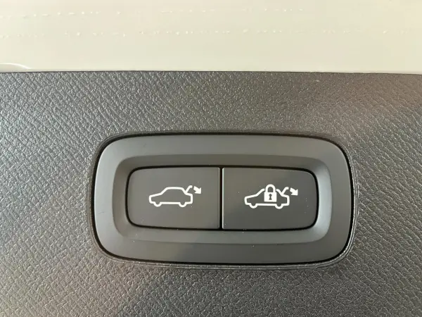 Volvo XC90 B6 AWD Inscription 4WD Certified Used Car・Non-Smoking・Brown Leather・Air Suspension・B&W Premium Audio・Seat Heater・Steering Wheel Heater・Seat Ventilation・3rd Row Seats・360° View Camera・Apple CarPlay・Android Auto (Crystal White) — photo 9