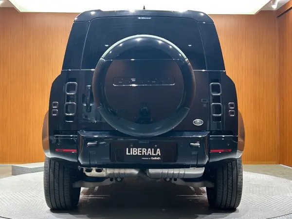 Land Rover Defender 110 X Dynamic HSE 3.0L D300 Diesel Turbo 4WD 7-Seater Air Suspension Pack Family Comfort Pack Black Exterior Genuine OP 22-inch AW Panoramic Sunroof MERIDIAN Sound Black Leather Ventilated Seats Heated Seats ACC Privacy Glass (Santorini Black Metallic) — photo 9