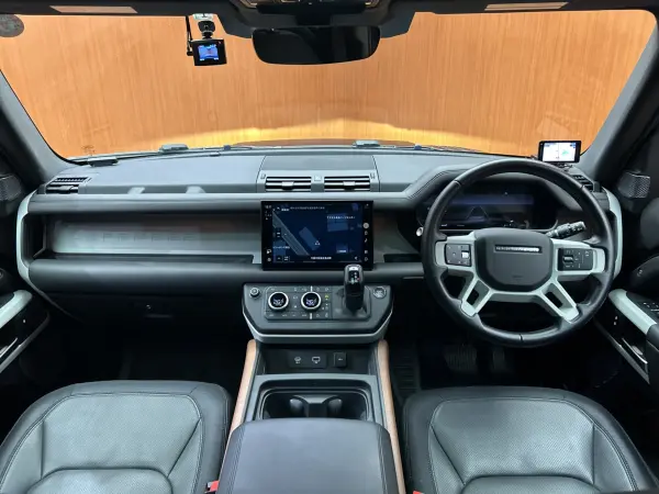 2023 Landrover Defender — photo 2