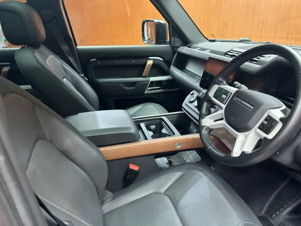 2023 Landrover Defender — photo 3