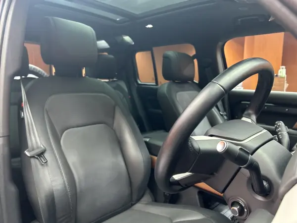 Land Rover Defender 110 X Dynamic HSE 3.0L D300 Diesel Turbo 4WD 7-Seater Air Suspension Pack Family Comfort Pack Black Exterior Genuine OP 22-inch AW Panoramic Sunroof MERIDIAN Sound Black Leather Ventilated Seats Heated Seats ACC Privacy Glass (Santorini Black Metallic) — photo 7