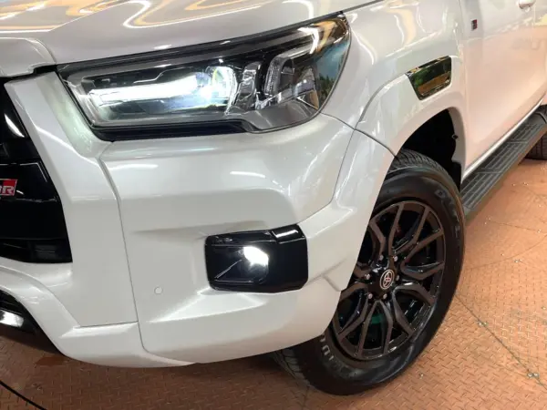 Toyota Hilux 2.4 Z GR Sport Diesel Turbo 4WD Non-Smoking Car Genuine 8-inch Display Navigation Kit Surround View Camera Radar Cruise Lane Departure Warning Diff Lock Downhill Assist Half Leather Seat ETC LED Headlights Auto Lights Genuine 18-inch Alloy Wheels (Platinum White Pearl Mica) — photo 8