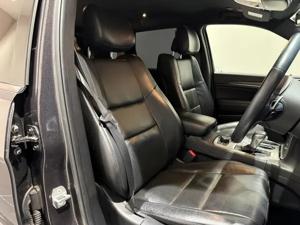 Jeep Grand Cherokee Limited (Non-Air Suspension) 4WD Coil Suspension/Navigation/TV/Certified Used Car Warranty/Black Leather (Granite Crystal Metallic C/C) — photo 8