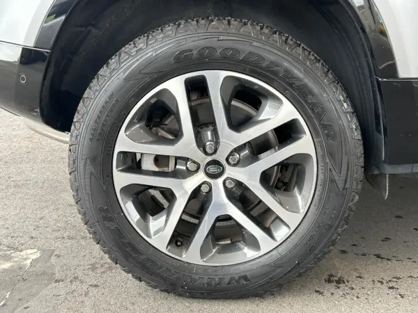 2023 Landrover Defender — photo 3