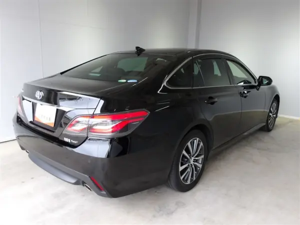 2020 Toyota Crown — photo 2