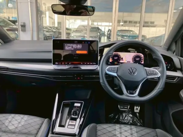 2024 Volkswagen Golf — photo 2