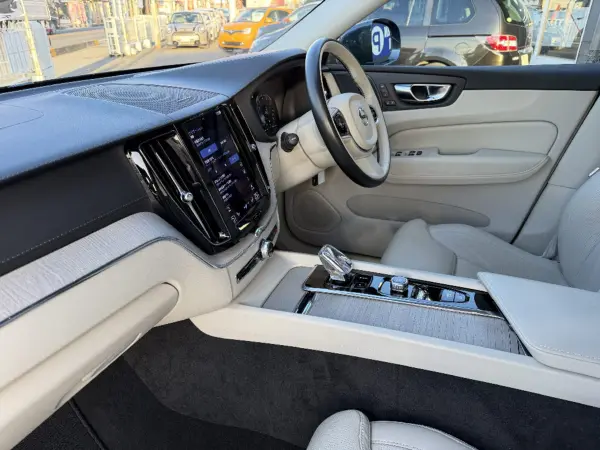 2021 Volvo Xc60 — photo 3