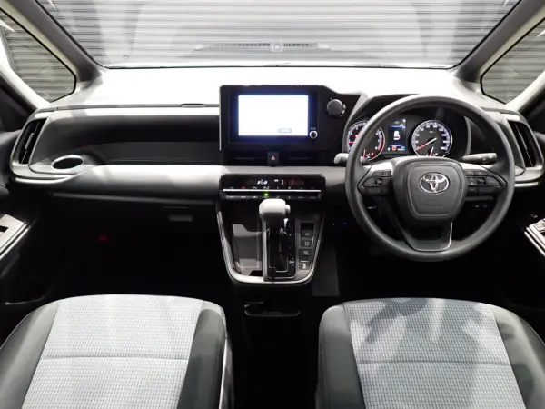 Toyota Noah 2.0 X — photo 8