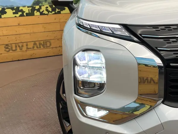 Mitsubishi Outlander PHEV 2.4 P 4WD with Genuine 9-inch Navi, Non-Smoking Car (White Diamond) — photo 8