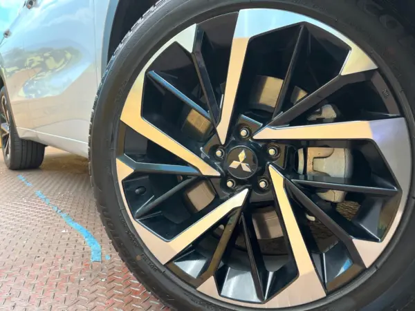 Mitsubishi Outlander PHEV 2.4 P 4WD with Genuine 9-inch Navi, Non-Smoking Car (White Diamond) — photo 9