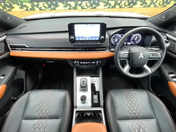 2023 Mitsubishi Outlander — photo 2