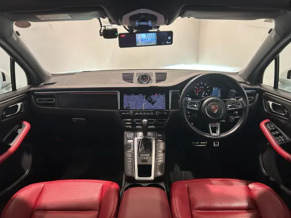 2020 Porsche Macan — photo 2