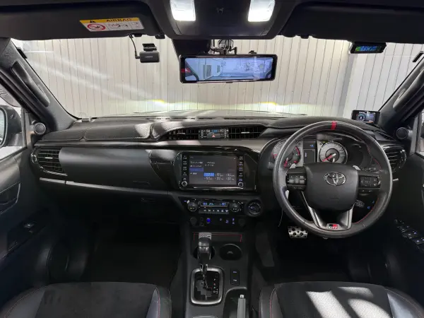 2023 Toyota Hilux — photo 2