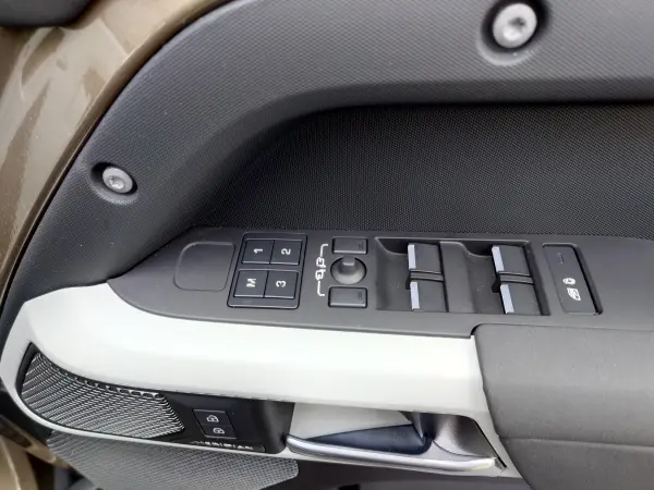 Land Rover Defender 110 SE 2.0L P300 4WD Certified Used Car 1 Owner Black Pack Leather Seats Memory Power Seats Seat Heater & Cooler (F) MERIDIAN Digital Meter 360 Camera ACC/LKA/BSM/RTM Genuine Drive Recorder Apple CarPlay & Android Auto 20-inch AW (Gondwana Stone) — photo 8