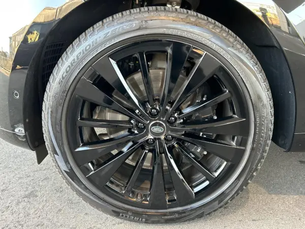 Land Rover Range Rover HSE 4.4L P530 Standard Wheelbase 4WD Certified Used Car Air Suspension Glass Roof Head-Up Display Digital Inner Mirror Heated/Cooled Seats All Around Front Seat Massage Function Console Cooler Box Meridian Surround (Santorini Black (Metallic)) — photo 8