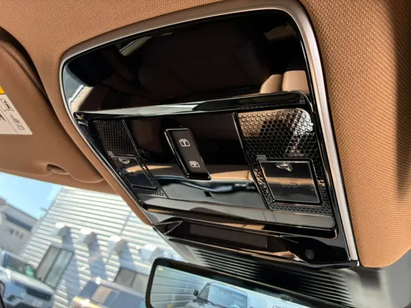 Land Rover Range Rover SE 3.0L D350 Standard Wheelbase Diesel Turbo 4WD Certified Used Car MERIDIAN Sound Fixed Panoramic Roof Heated Seats All Around Power Seats Seat Memory Power Tailgate Adaptive Cruise Control ClearSight Interior Mirror (Ostuni Pearl White Metallic) — photo 7