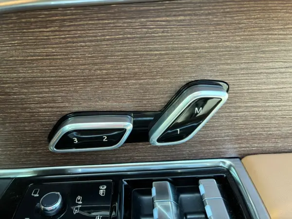 Land Rover Range Rover SE 3.0L D350 Standard Wheelbase Diesel Turbo 4WD Certified Used Car MERIDIAN Sound Fixed Panoramic Roof Heated Seats All Around Power Seats Seat Memory Power Tailgate Adaptive Cruise Control ClearSight Interior Mirror (Ostuni Pearl White Metallic) — photo 8