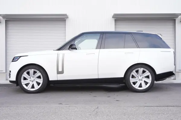 Land Rover Range Rover HSE 4.4L P530 Standard Wheelbase 4WD Electric Side Steps, Aftermarket Navigation, Panoramic Roof, 22AW, ClearSight Mirror, Console Rapid Cool Box, Front Seats (with Heating & Cooling Massage), Rear Seats (Heating & Cooling), Brake Calipers (Black), Heated Front Windshield (Ostuni Pearl White Metallic) — photo 9