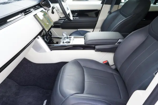 Land Rover Range Rover HSE 4.4L P530 Standard Wheelbase 4WD Electric Side Steps, Aftermarket Navigation, Panoramic Roof, 22AW, ClearSight Mirror, Console Rapid Cool Box, Front Seats (with Heating & Cooling Massage), Rear Seats (Heating & Cooling), Brake Calipers (Black), Heated Front Windshield (Ostuni Pearl White Metallic) — photo 7