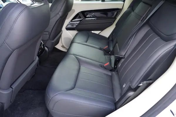 Land Rover Range Rover HSE 4.4L P530 Standard Wheelbase 4WD Electric Side Steps, Aftermarket Navigation, Panoramic Roof, 22AW, ClearSight Mirror, Console Rapid Cool Box, Front Seats (with Heating & Cooling Massage), Rear Seats (Heating & Cooling), Brake Calipers (Black), Heated Front Windshield (Ostuni Pearl White Metallic) — photo 8