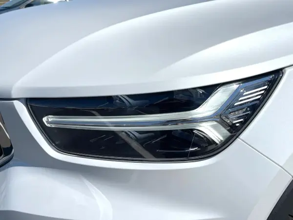 Volvo XC40 Recharge Plug-in Hybrid T5 Inscription Certified Used Car Panoramic Glass Sunroof Harman/Kardon White Leather Genuine Navigation 360° View Camera Non-Smoking Car Power Seats with Memory Function Seat Heater Power Tailgate Bluetooth (Crystal White) — photo 9