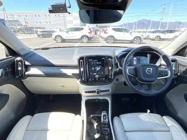 2021 Volvo Xc40 — photo 2