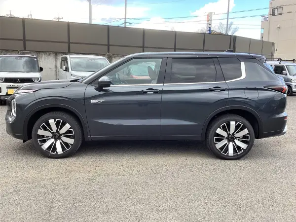 2025 Mitsubishi Outlander — photo 2