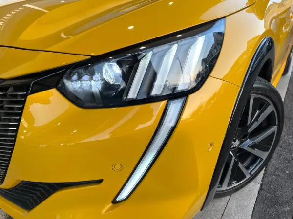 Peugeot 208GT Panoramic Glass Roof Apple CarPlay Rear View Camera Adaptive Cruise Control Blind Spot Monitor Seat Heater Half Leather Seat LED Headlights ETC (Faro Yellow) — photo 8