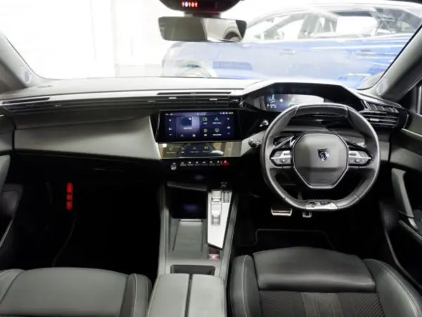 2023 Peugeot 308 — photo 2