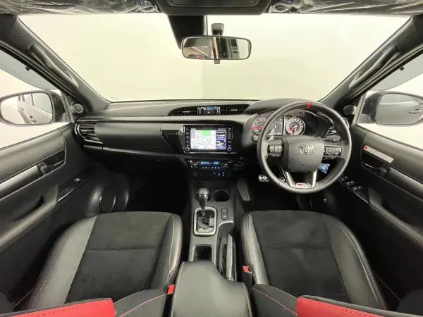 2023 Toyota Hilux — photo 2