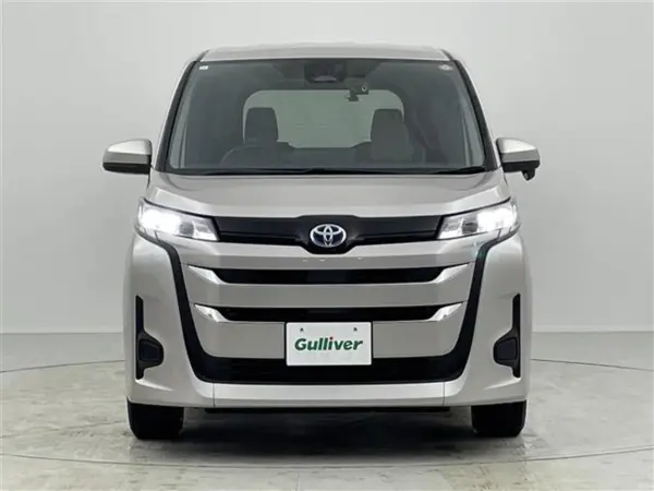 Toyota Noah 1.8 Hybrid G E-Four 4WD — photo 8