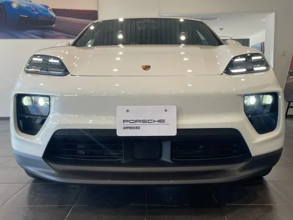 2025 Porsche Macan — photo 2