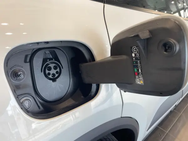 Porsche Macan 4 4WD Certified Used Car / Company Demo Car / Matrix LED Lights / Panoramic Roof / Air Suspension / 18-Way Adaptive Seats / Front Seat Heating & Cooling / BOSE Sound (White) — photo 8