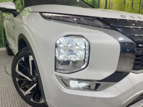 Mitsubishi Outlander PHEV 2.4 P 4WD 7-Seater Sunroof 360-Degree Camera BOSE Sound Collision Mitigation System Non-Smoking Electric Rear Gate Leather Seats Dashcam Corner Sensors Smart Key LED Headlights ETC2.0 (White Diamond/Black Mica) — photo 8