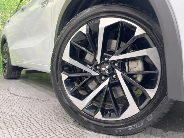 Mitsubishi Outlander PHEV 2.4 P 4WD 7-Seater Sunroof 360-Degree Camera BOSE Sound Collision Mitigation System Non-Smoking Electric Rear Gate Leather Seats Dashcam Corner Sensors Smart Key LED Headlights ETC2.0 (White Diamond/Black Mica) — photo 9