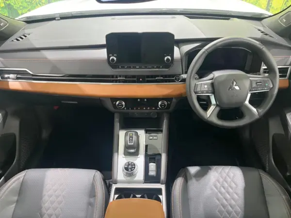 2022 Mitsubishi Outlander — photo 2