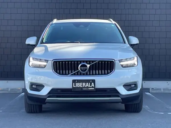 Volvo XC40 T4 AWD Inscription 4WD Black Leather Seats Harman/Kardon ACC Genuine Navigation 360-Degree Camera Apple CarPlay Seat Heaters BSM Corner Sensors Power Seats Power Tailgate Steering Heater Genuine 19-inch Alloy Wheels Smart Key ETC (Crystal White Pearl) — photo 8