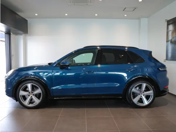 2025 Porsche Cayenne — photo 2