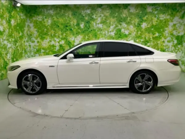2019 Toyota Crown — photo 2