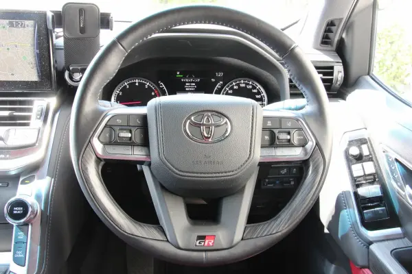 2024 Toyota Landrcuiser 300 — photo 3