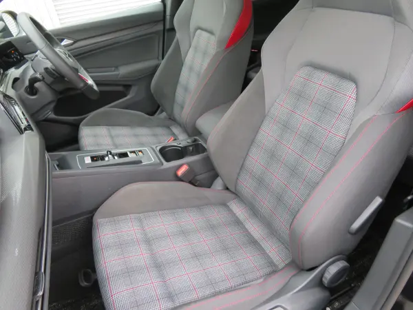 2022 Volkswagen Golf — photo 2