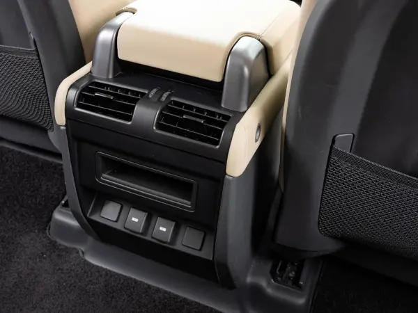 Land Rover Defender 110 S 3.0L D300 Diesel Turbo 4WD — photo 9