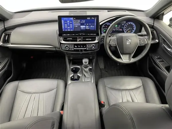 2022 Toyota Crown — photo 2