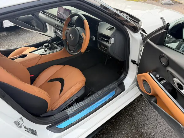 Toyota Supra 3.0 RZ Genuine Leather Tan Leather Seats JBL Sound Head-Up Display Carbon Interior Panel 19-inch Alloy Wheels (White Pearl) — photo 7