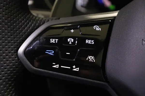 Volkswagen Tiguan R 4Motion 4WD IQ Light Certified Used Car Warranty Backup Camera Obstacle Sensor ETC ACC Seat Heater Power Seat (Deep Black Pearl Effect) — photo 9